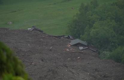 VIDEO Komad velikog ledenjaka urušio se na švicarsko selo! Kuće su sravnjene sa zemljom...