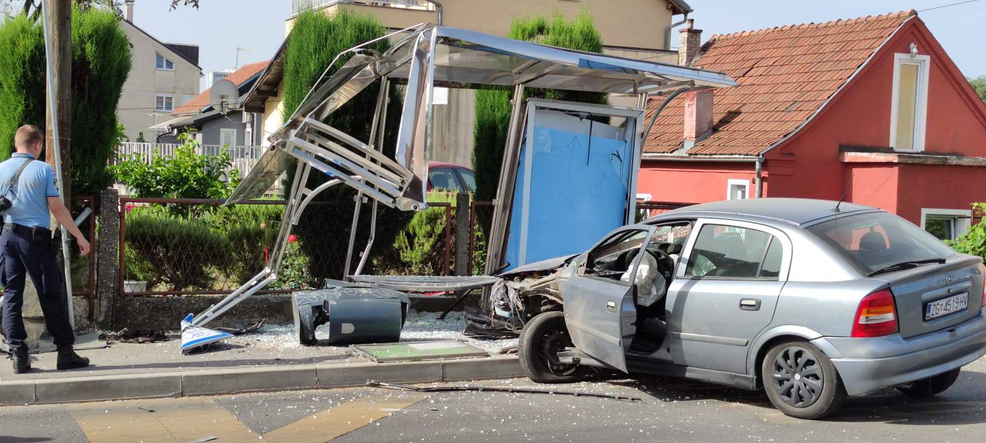 VIDEO Dobro da nije bilo nikoga na stanici! Uništio autobusnu nadstrešnicu u Zagorskoj ulici