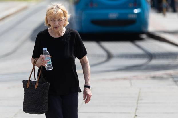 Gradska svakodnevica u centru grada na prvi dan ljeta