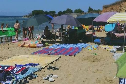 Urnebesne scene s plaže: Uzeli šest suncobrana i pola dnevne sobe, fali im samo televizor