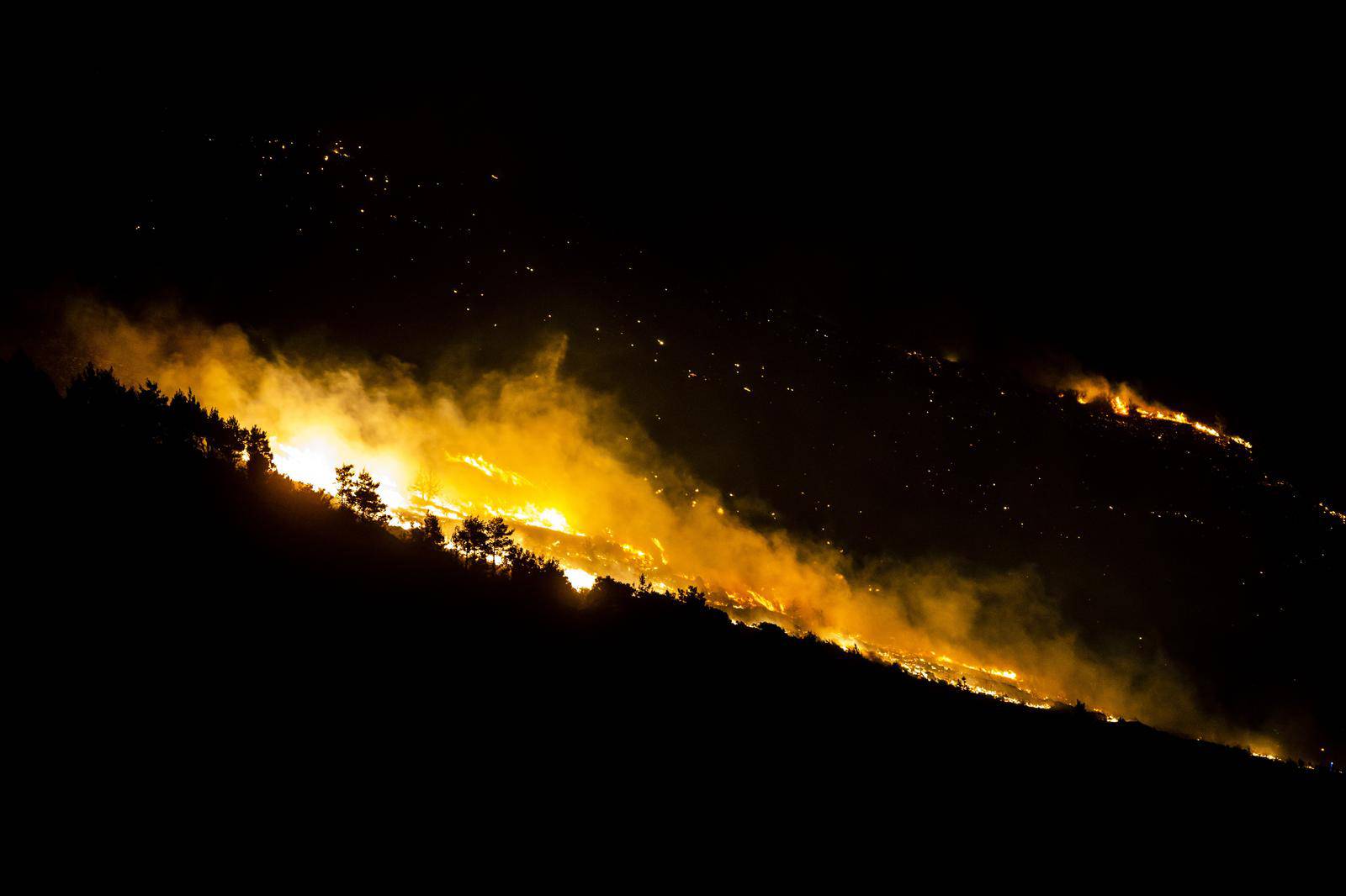 Velik požar planuo je u Lokvi Rogoznici te se širi nošen jakom burom