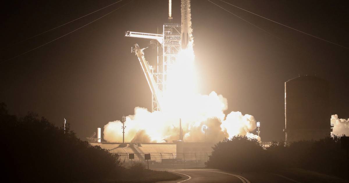 Astronotlar Florida’dan Uluslararası Uzay İstasyonu’na doğru fırlatılan SpaceX roketinde
