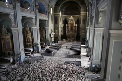 FOTO Četiri godine od potresa: Danas napokon dižu kupole na baziliku u Palmotićevoj