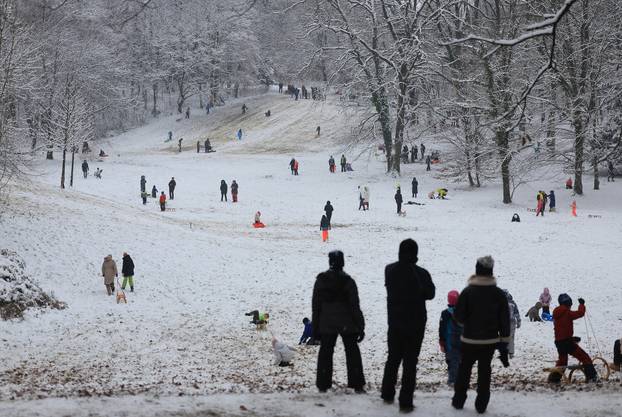Zagreb: Maksimir, jedno od omiljenih mjesta za sanjkanje, grudanje ili šetnju po snijegu
