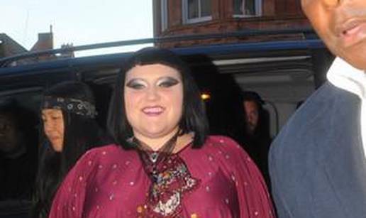 Beth Ditto pijana se pomokrila u gaće i ispovraćala se po sebi