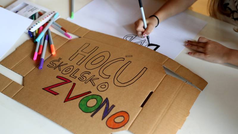 Zazvonilo je i prvo ovogodišnje školsko zvono: Roditelji učenika u D. Dragonošcu prosvjeduju