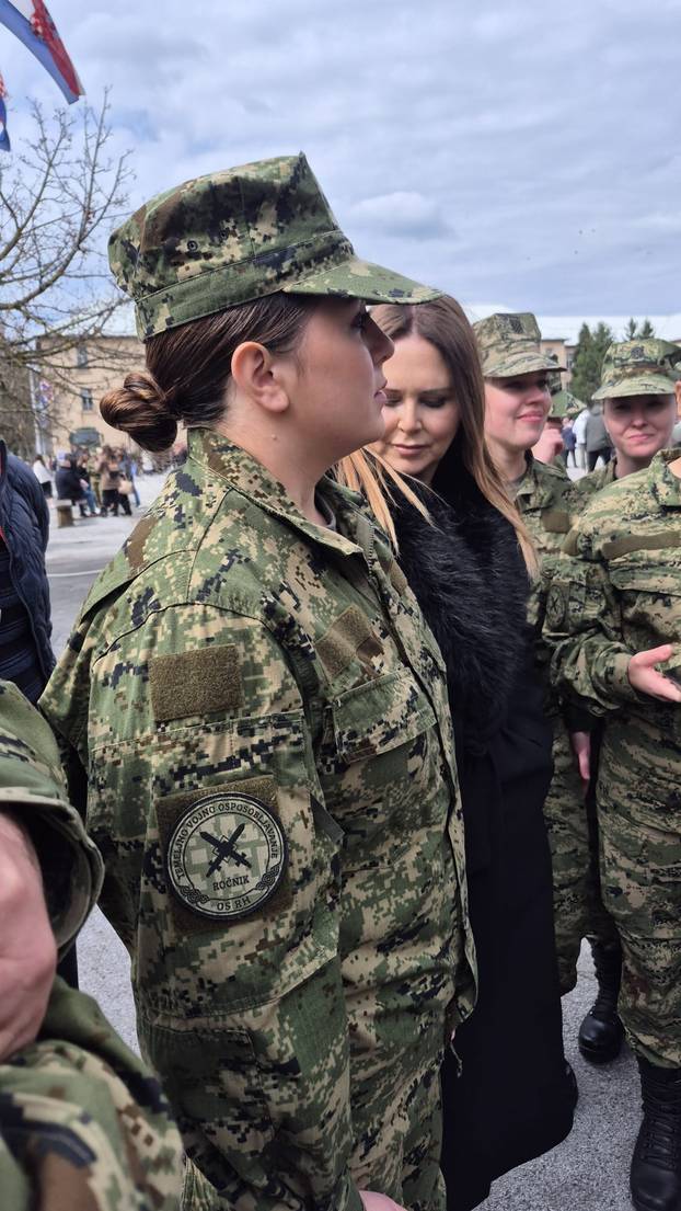 Thompsonova kći Diva Marija prisegnula u vojarni. Stigao i tata pjevač. Pogledajte fotke