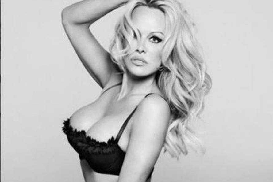 Mamila poglede dečkom, ali i dubokim dekolteom na proslavi