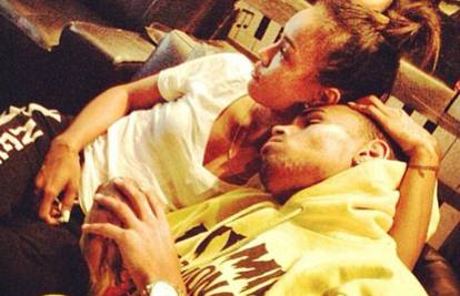 Chris Brown na Rihannu ni ne misli: Uživa u zagrljaju bivše