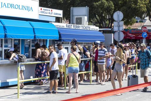 Samo ovoga vikenda stiglo pola milijuna turista: Sve je puno - i aerodromi i trajekti i autocesta