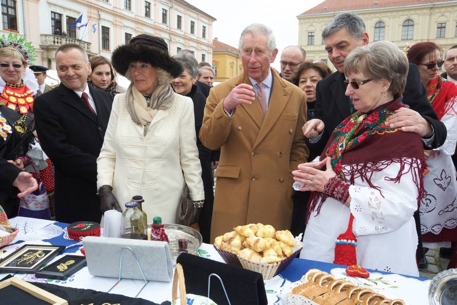 Charles i Camilla u Osijeku: Na trgu ih je dočekalo 2000 ljudi