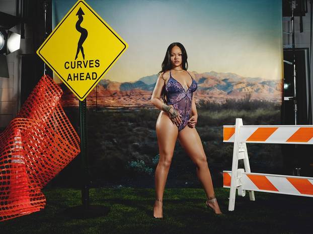 FOTO Rihanna se opet skinula i pokazala guzu: Seksi donje rublje i grudi pale u drugi plan