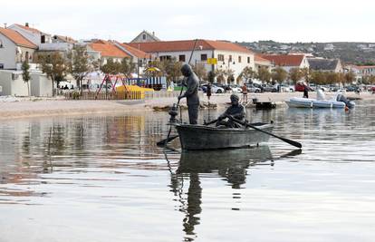 Primošten je dobio spomenik koji prikazuje dva ribara u barci