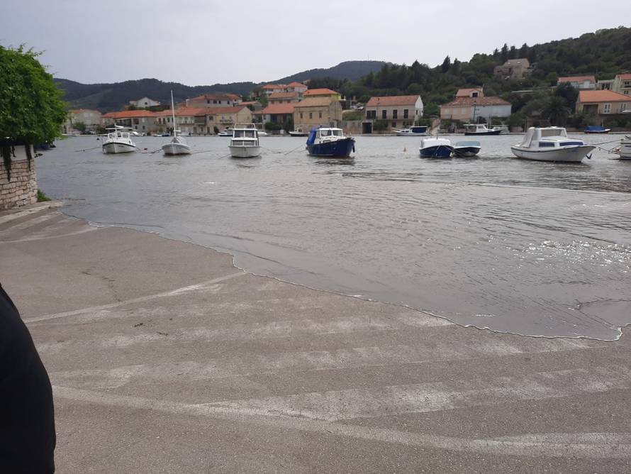 Meteorološki tsunami pogodio Velu Luku, nasukale se brodice
