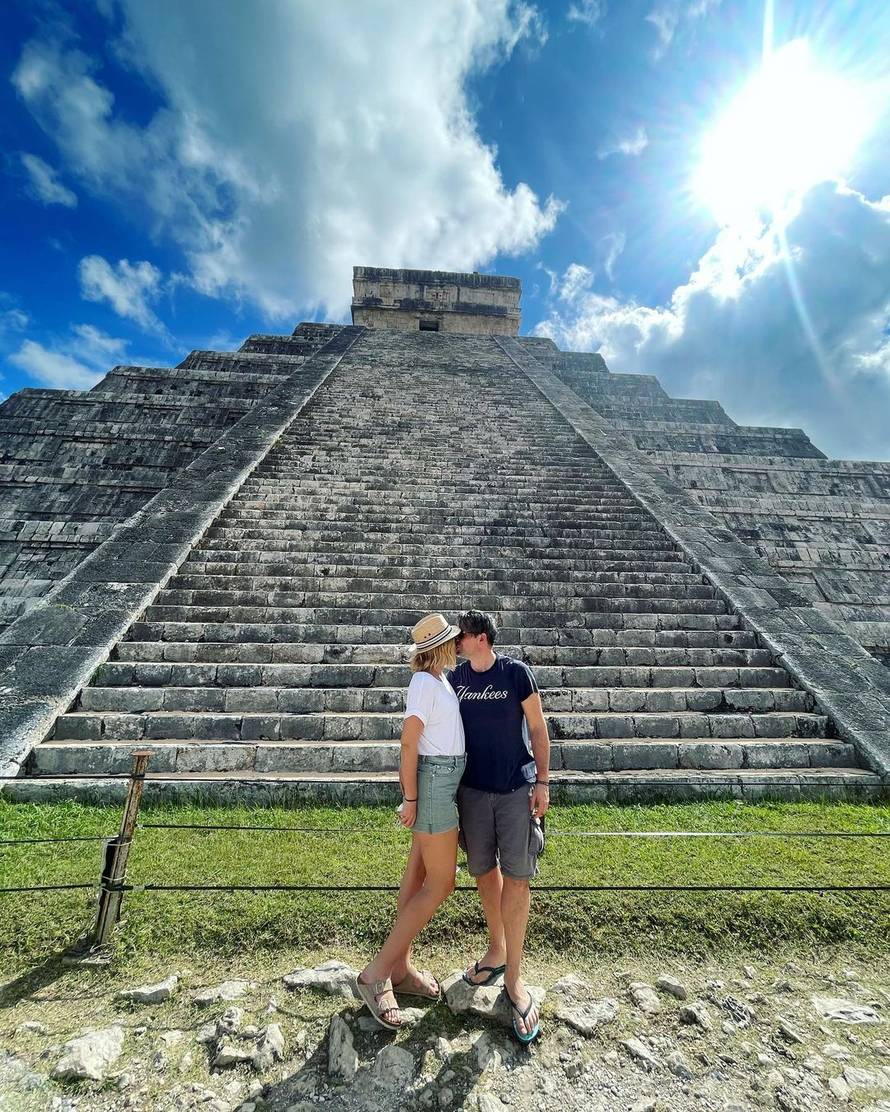 Rendeli uživa na odmoru sa suprugom: 'Jeli smo pržene skakavce i nisu uopće loši'