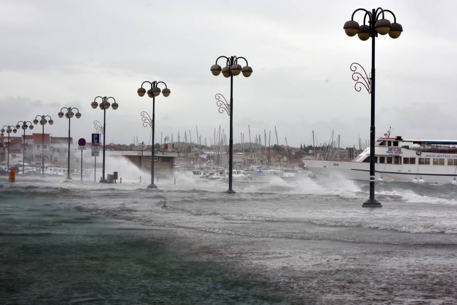 Hvar odsječen, more poplavilo ulice, u Splitu su uništeni auti