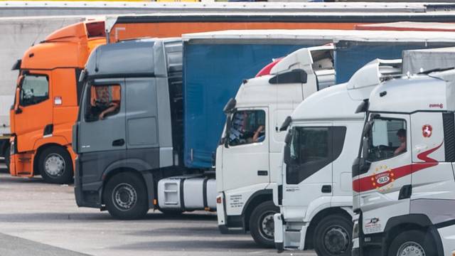 Kupovali kamione preko neta: Uplatili novac i ostali bez njega