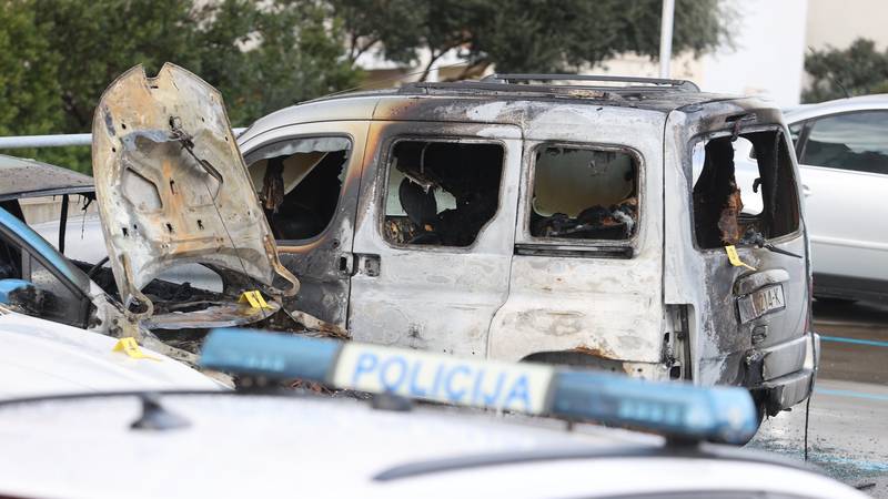 FOTO Buktinja usred noći:  U požaru u Splitu oštećena su tri vozila. Policija istražuje uzrok