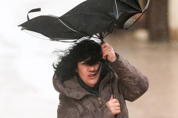 Zagreb: Građni u borbi s vjetrom letili kišobrani 