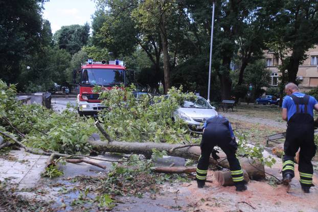 Nevrijeme poharalo Split, vatrogasci imaju pune ruke posla