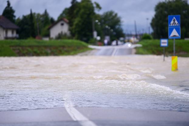 Zagreb: Oteretni kanal u naselju Blato
