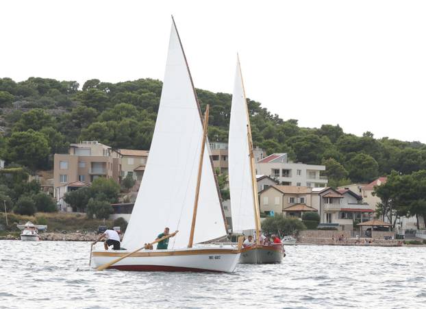 FOTO Čuvari stoljetne tradicije: Drveni brodovi utrkivali se na 'Regati za dušu i tilo' u Betini