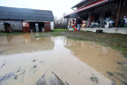 Nakon potresa Majskim Poljanama zbog dugotrajne kiše prijete poplave