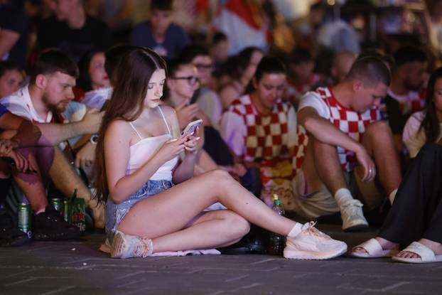 Osijek: Navijači prate utakmicu Hrvatska  - Portugal 