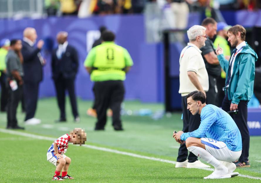 Dirljive scene nakon pobjede: 'Vatreni' as ljubio sina, Modrić čestitao, Luka Sučić sa sestrama