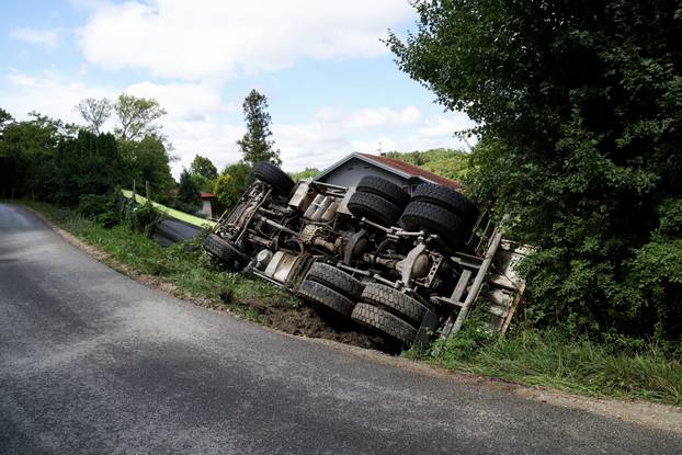 Jastrebarsko: Kamion probio ogradu kuće za odmor