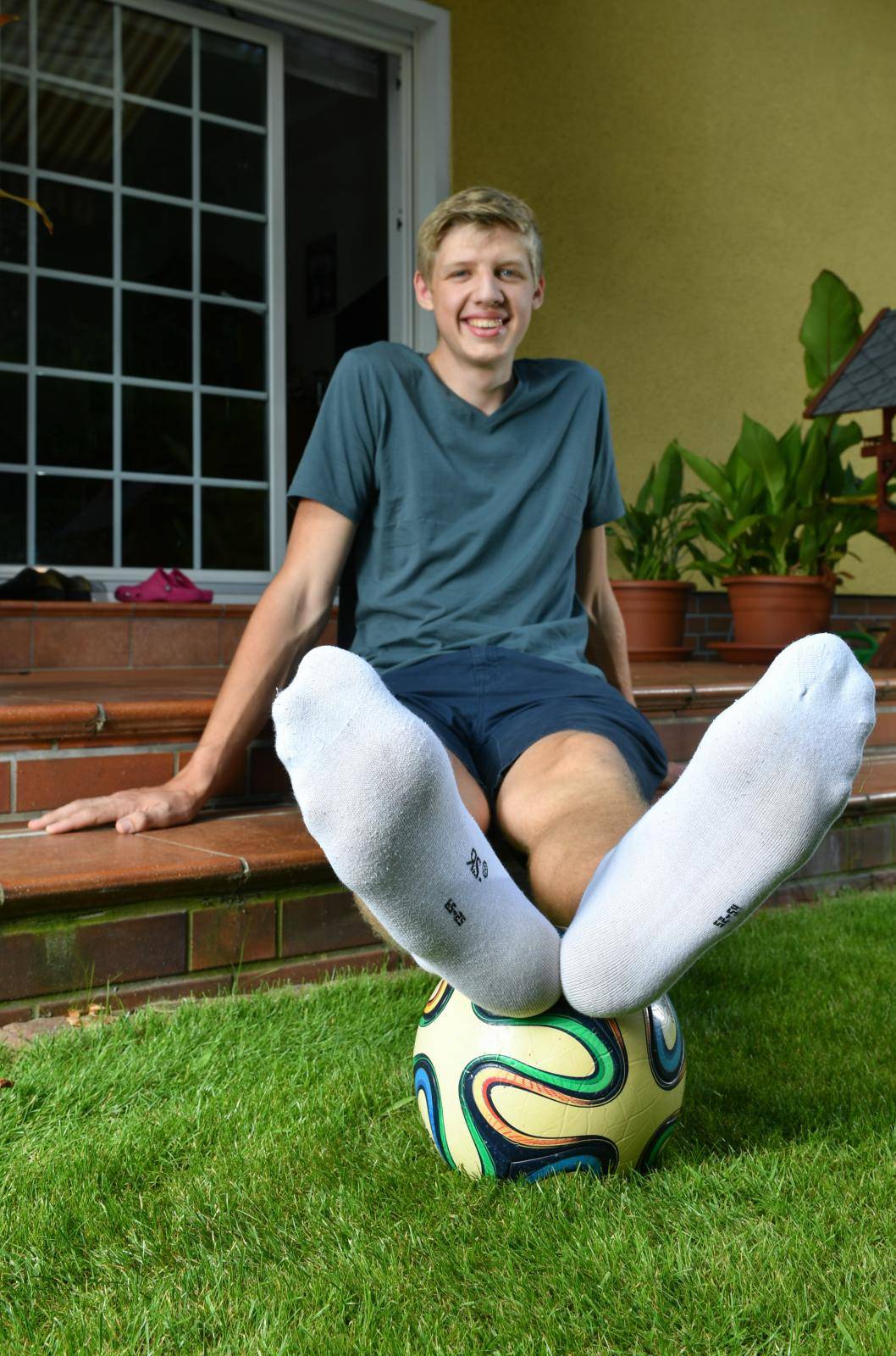 Teenagers with the longest feet in the world