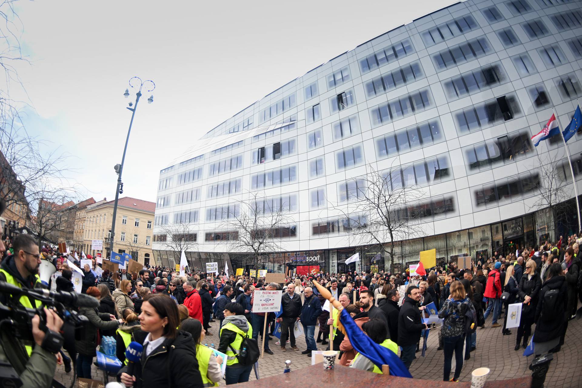 Zagreb: Počelo je okupljanje prosvjednika na Europskom trgu