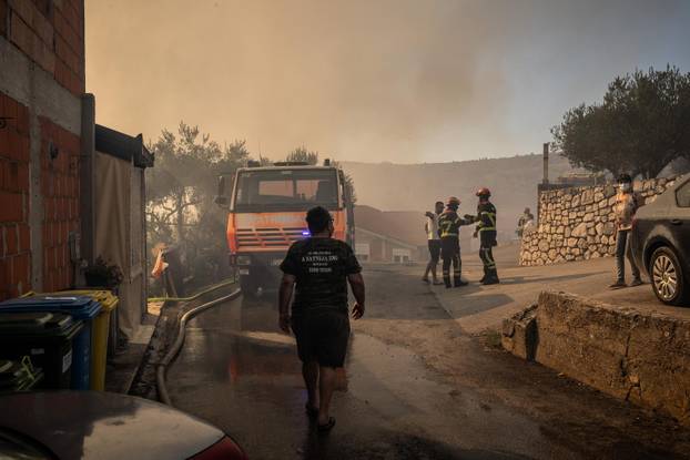 Opuzen: Izbio požar kod mjesta Vid u blizini Metkovića