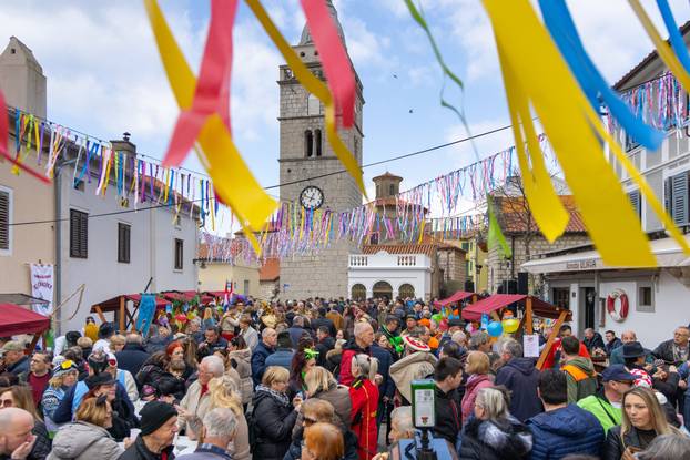 FOTO Omišljani uživali u 'bljak' klopi: Juha od kamika, rozi na bljak, šporka bruschetta...