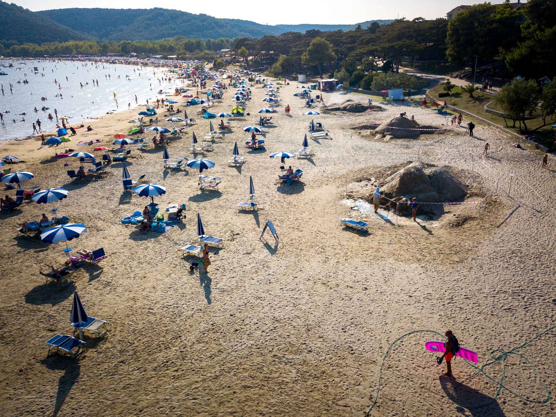 Mitska bića na Rajskoj plaži u Loparu oduševila posjetitelje