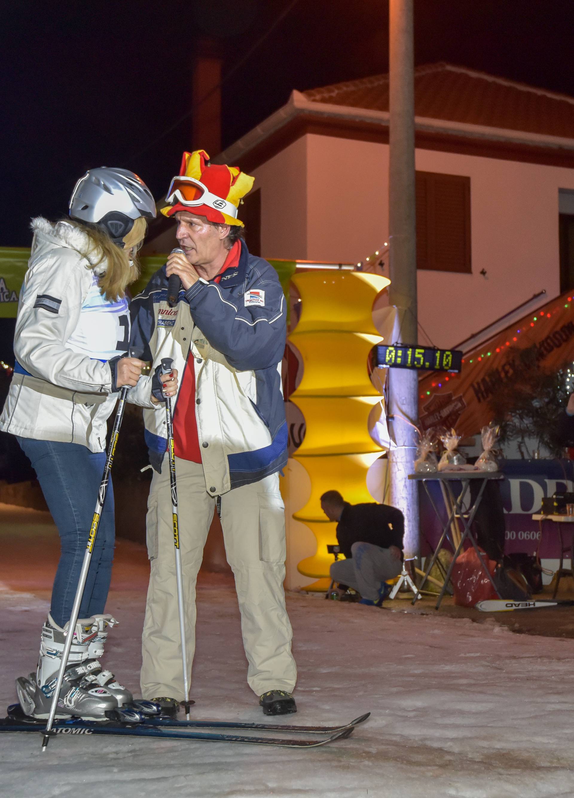 'Iška kraljica': Skijaju na ulici, a snijeg donijeli čak s Velebita