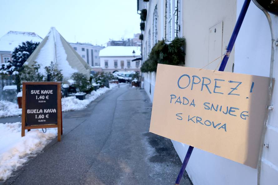 Zagreb: Porast temperature donosi i opasnost od pada snijega s krovova