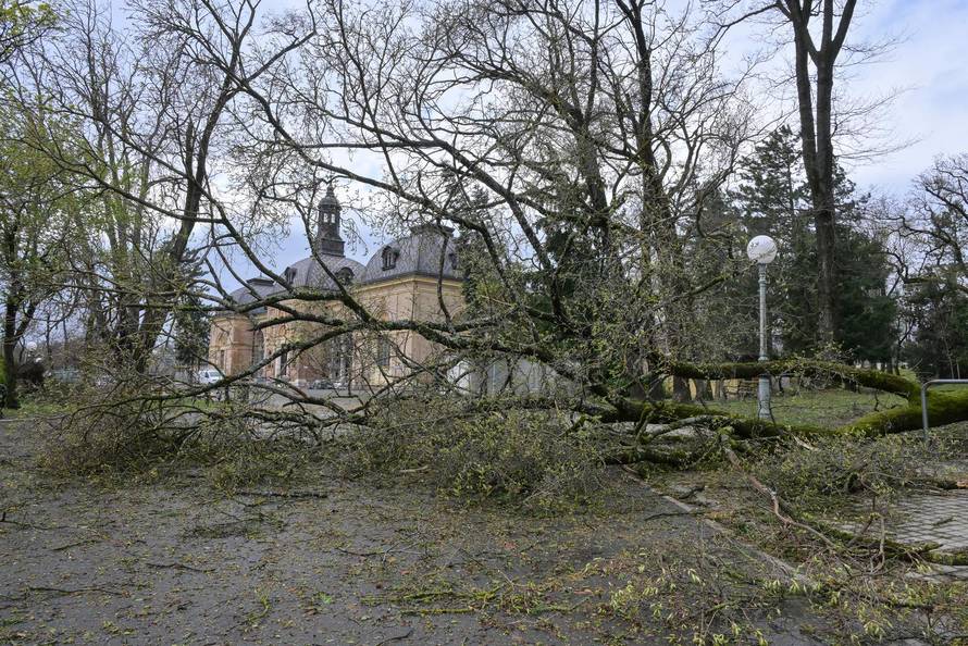 Zagreb: U nevremenu teško oštećeno gradsko groblje Mirogoj