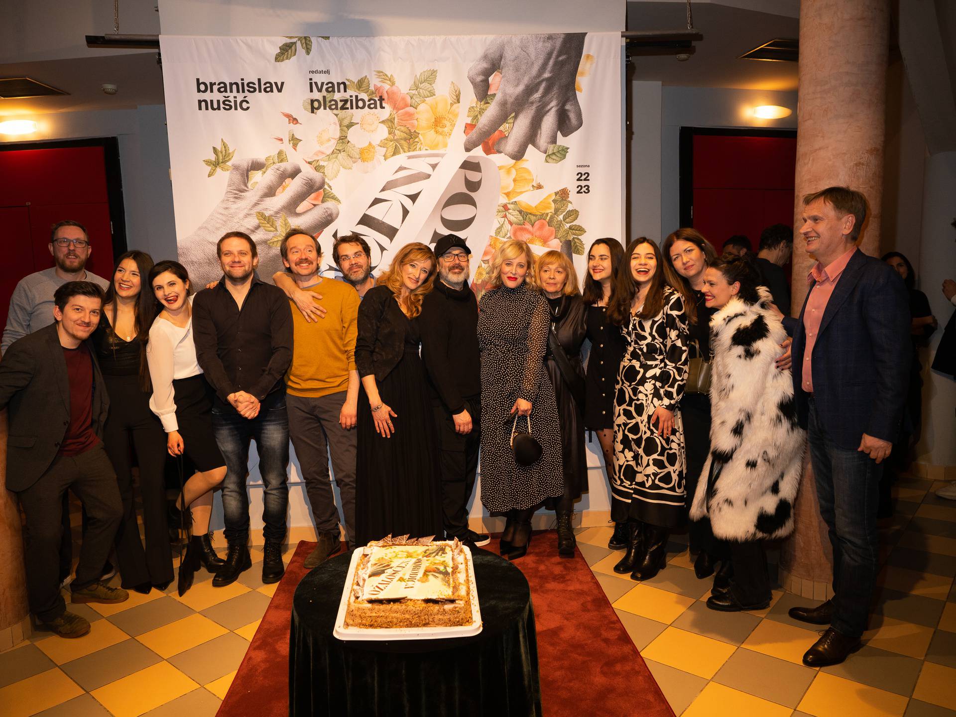 Glumac Hrvoje Kečkeš proslavio rođendan na premijeri komedije 'Ožalošćena porodica'
