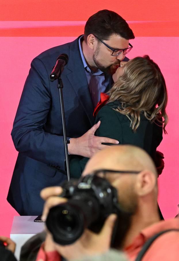 Zagreb: Peđa Grbin dobio podršku od supruge tijekom govora