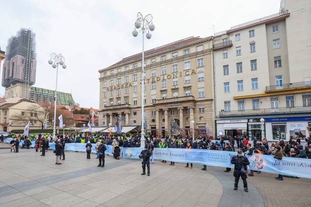 Zagreb: Interventna policija osigurava molitelje na glavnom Trgu