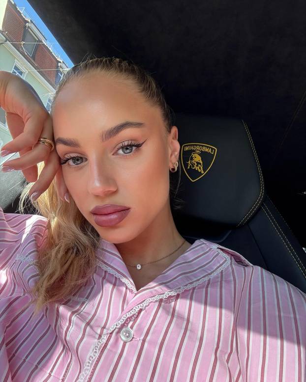 FOTO Kratka haljina i zavodljivi pogled. Ovako je najljepša nogometašica uplovila u 2026.