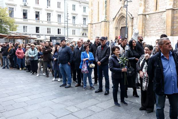 Sarajevo: Povorka prema gradskom groblju Bare gdje će biti pokopan Halid Bešlić