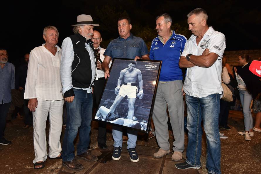 Na premijeri su boksački šampioni skandirali Šampionu