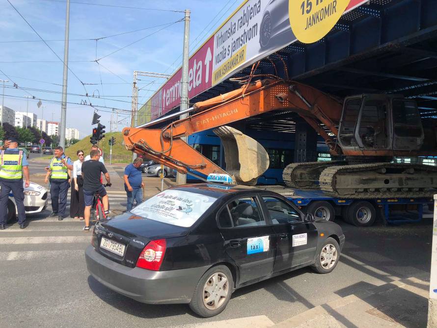 Kamion s bagerom zapeo za nadvožnjak na Držićevoj aveniji