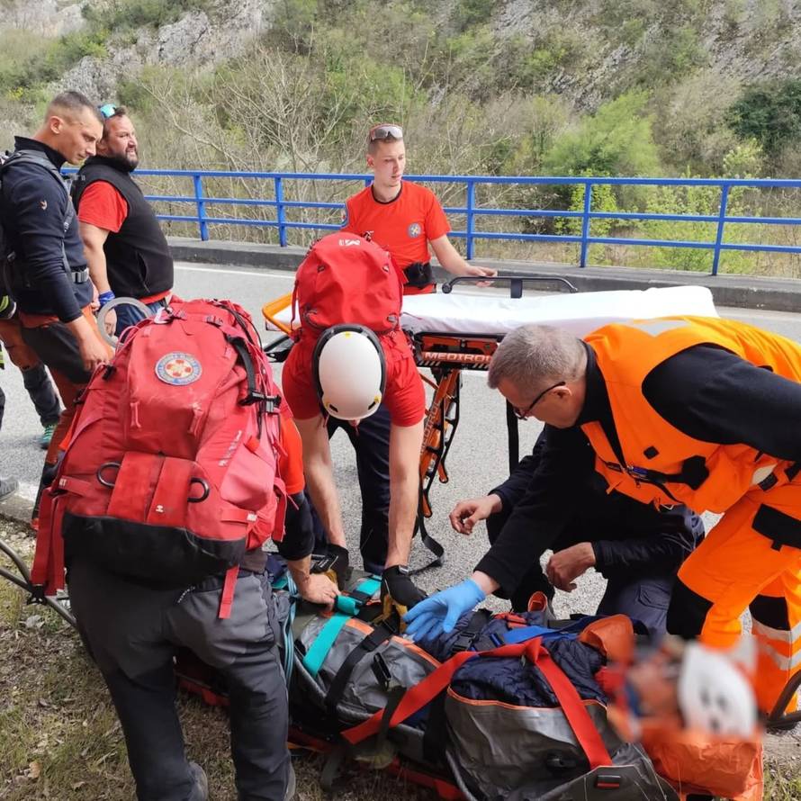 DRAMA U DRNIŠU Stranci se spuštali ziplineom pa se zabili  u stijenu. Pomagao im HGSS