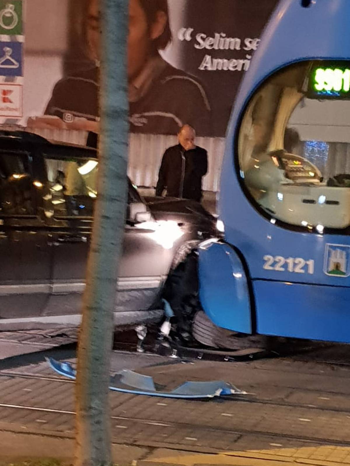 Zagreb: Sudar auta i tramvaja, srećom samo materijalna šteta