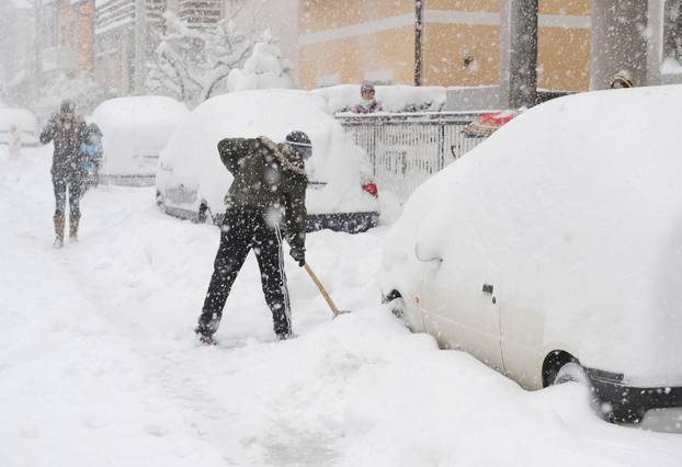 ARHIVA - Zagreb: Gra?ani zapo?eli dan ?iš?enjem automobila od snijega