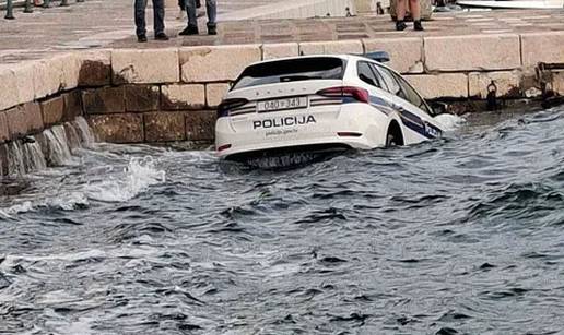 Pogledajte kako su iz mora u Senju izvla&ccaron;ili policijski auto!
