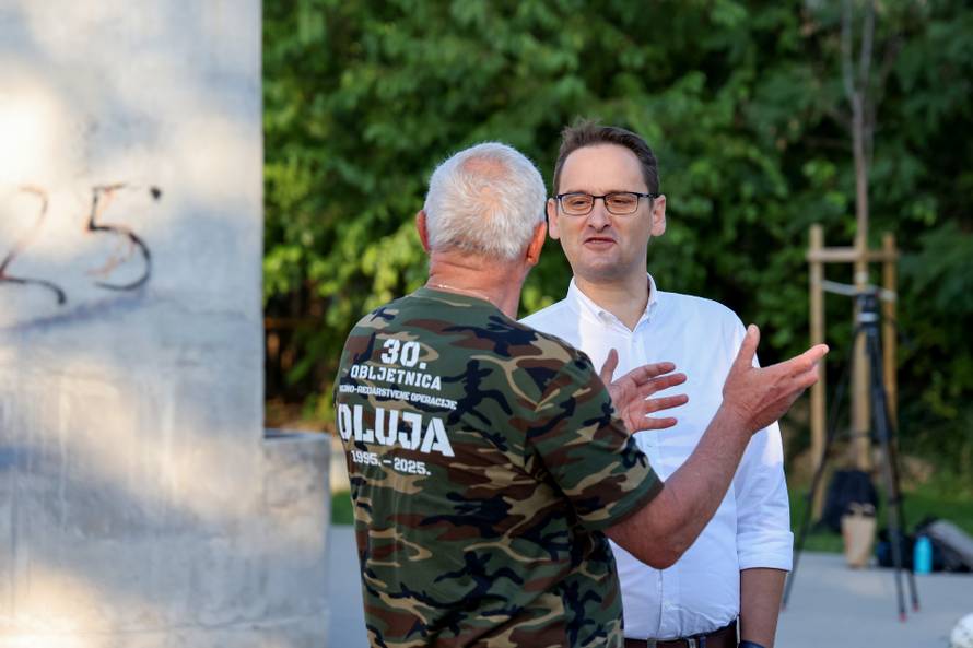 Benkovac: Organizatori benkovačkog festivala "Nosi se" koji je odgođen nakon prosvjeda branitelja održali mirni prosvjed